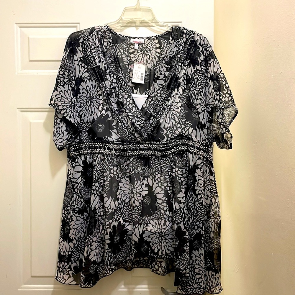 Women’s plus size blouse; grey/ white pattern with beaded waistline.